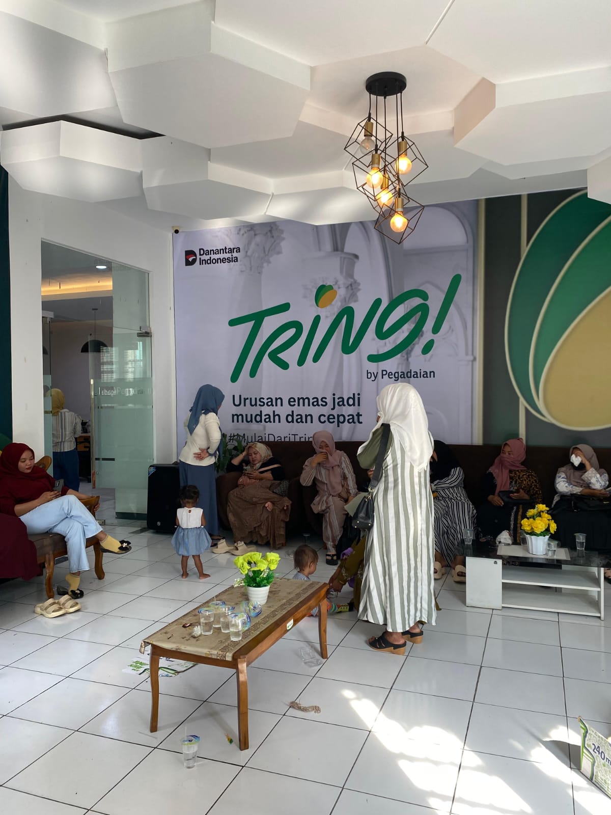 PUNYA HARAPAN: Sejumlah nasabah berada di ruang tunggu Kantor Pegadaian Syariah Cabang Pamekasan, Jumat (9/1).&nbsp;