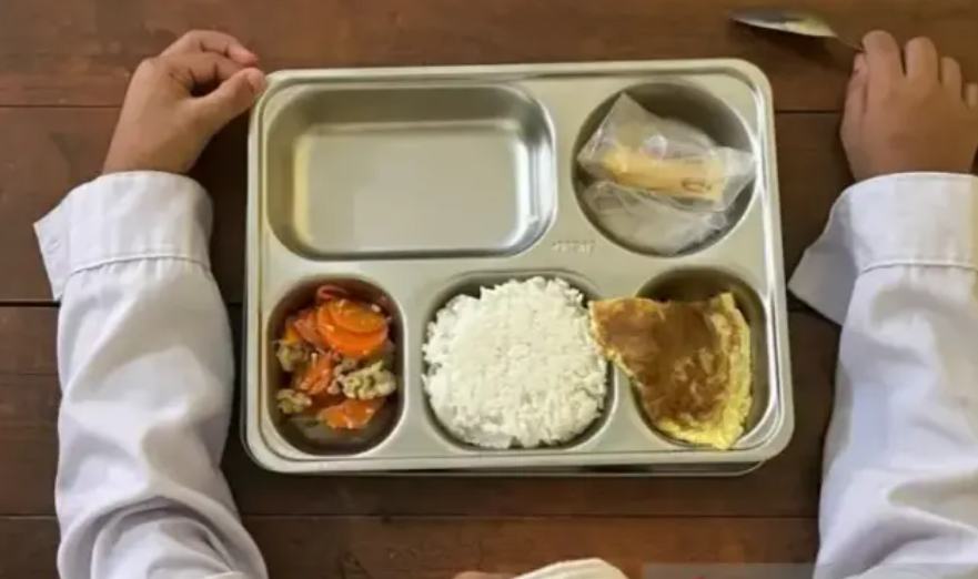 Menu yang disajikan pada pelaksanaan MBG perdana di SDN Kedungbadak 1 Kota Bogor, Jawa Barat, Senin (6/1/2025). (Foto: Antara/M Fikri Setiawan)