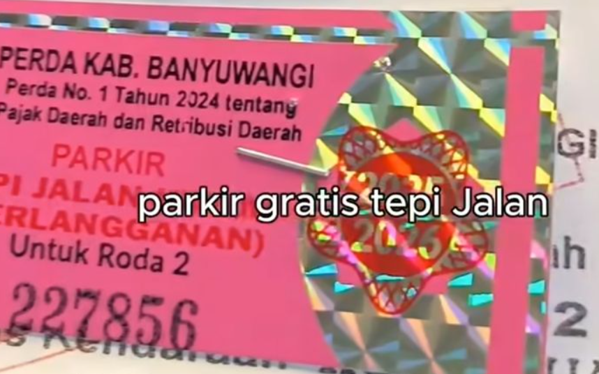 Sebuah video viral di media sosial memperlihatkan pengalaman seorang pria yang mengaku mendapatkan stiker bebas parkir tepi jalan selama satu tahun dari Samsat.