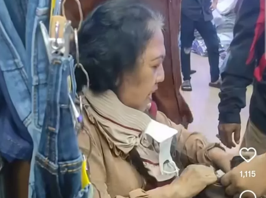 Lansia tertangkap basah saat mencoba mencuri celana wanita di salah satu toko Pasar Tanah Abang, Jakarta Pusat. (Instagram @jabodetabek24info)