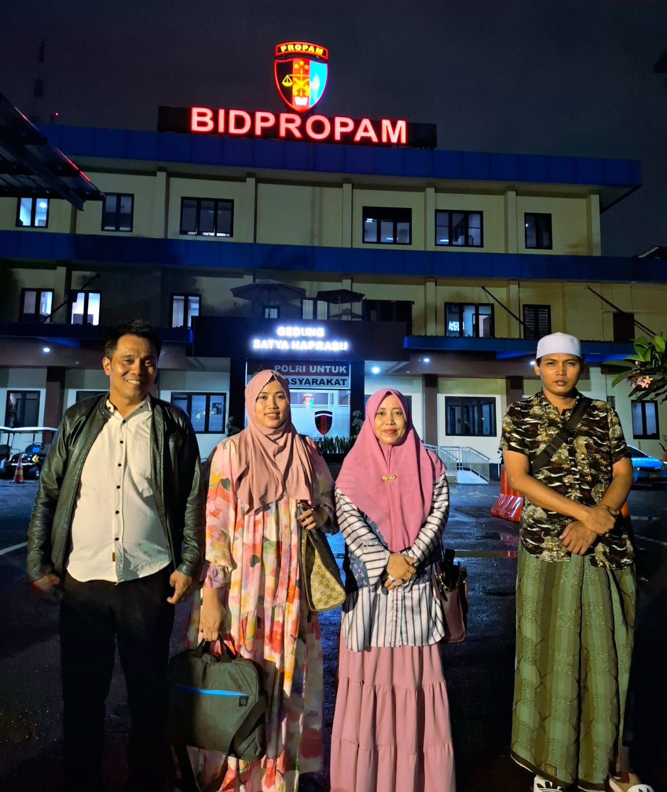BERI PENDAMPINGAN: Direktur Muslimah Humanis Indonesia (MHI) Bangkalan Mutmainnah mendatangani Polda Jatim pada Desember 2025.&nbsp;&nbsp;