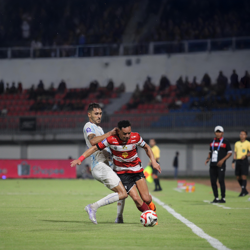 PASRAH: Lulinha membangun serangan di lini pertahanan PSIM saat bertanding di SGMRP Pamekasan, Sabtu (10/1) malam.&nbsp;