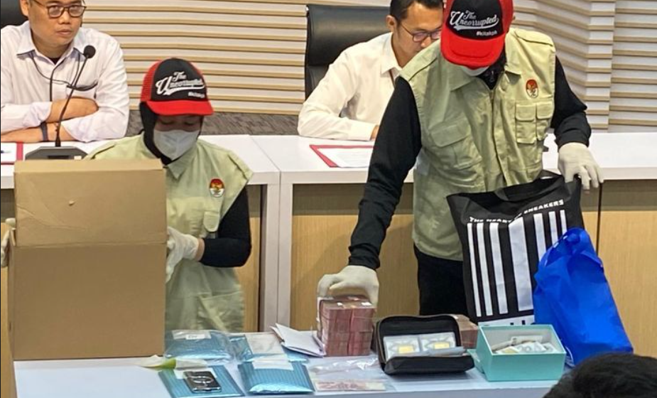 Uang dan emas yang ditampilkan KPK saat konferensi pers penetapan tersangka kasus dugaan suap pajak PT Wanatiara Persada di Gedung KPK, Jakarta Selatan, Minggu (11/1/2026).