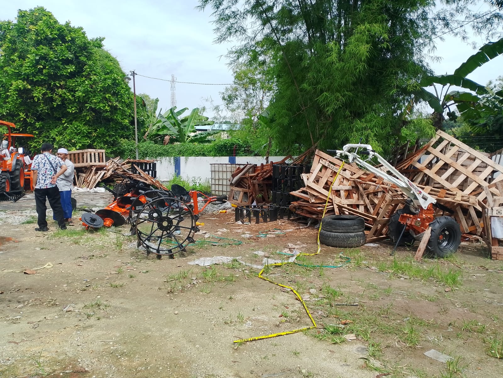RAIB: Warga berada di sekitar TKP hilangnya mesin hand tractor di halaman belakang Disperta KP Sampang, Jumat (9/1).&nbsp;