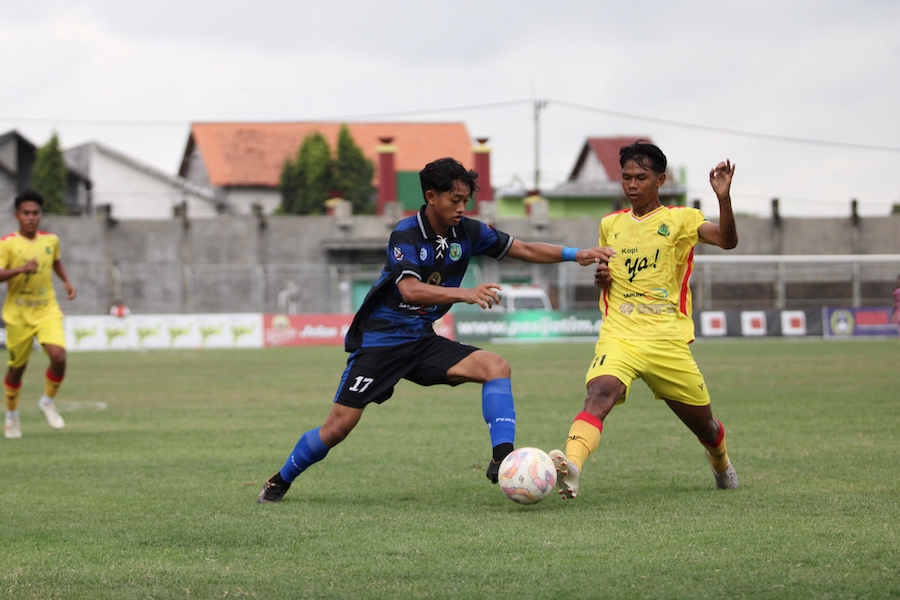 &nbsp;  LAGA PEMUNGKAS: Pemain Perseba Bangkalan berduel dengan pemain Putra Jaya FC saat bertanding di SGB, Jumat (9/1).&nbsp;