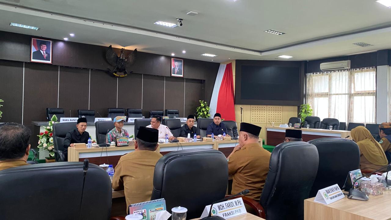 TERTUTUP: DPRD Pamekasan gelar rapat terkait kasus rapor SDN Gladak Anyar 2 dengan stakeholder terkait, Senin (12/1).&nbsp;