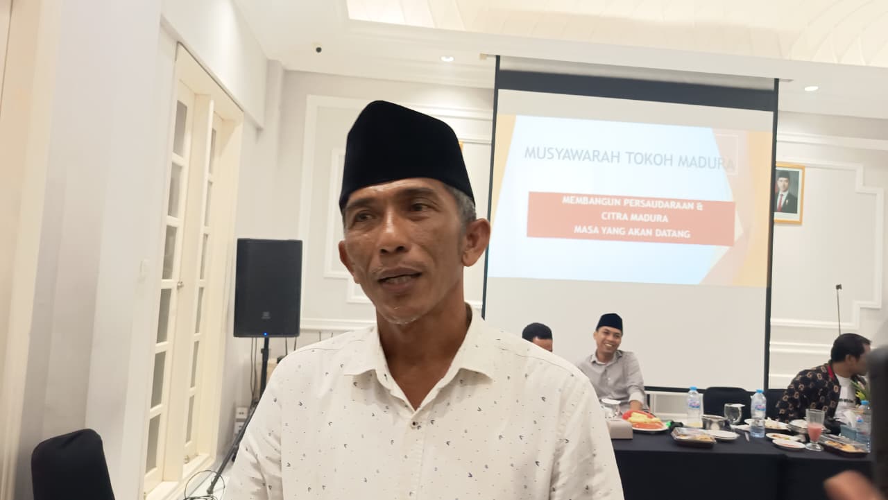 PEDULI: Tomas Bangkalan Sholeh Abdijaya saat ditemui di Jalan Raya HOS Cokroaminoto Bangkalan, Minggu (11/1).&nbsp; &nbsp;