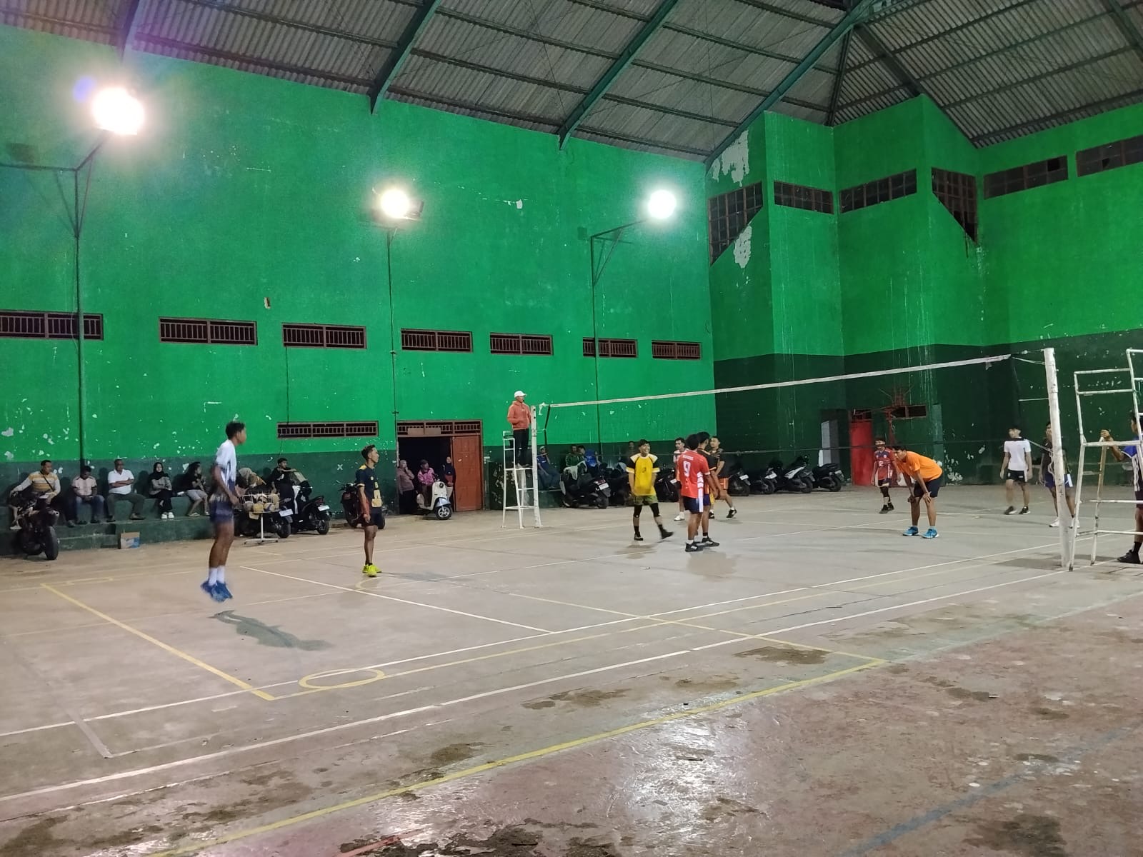 FOKUS: Atlet PBVSI Sumenep menjalani latihan di lapangan indoor Desa Pabian, Kecamatan Kota, Minggu (11/1).&nbsp;