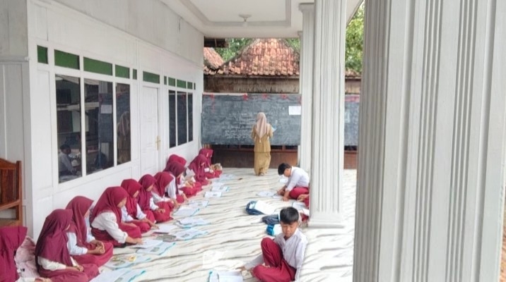 Siswa SDN Tlagah 2 Kecamatan Galis, Bangkalan saat belajar di Rumah warga.