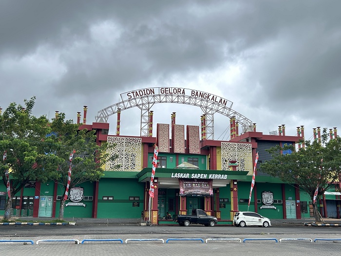 IKON: Warga berada di depan pintu utama Stadion Gelora Bangkalan, Senin (12/1).&nbsp;