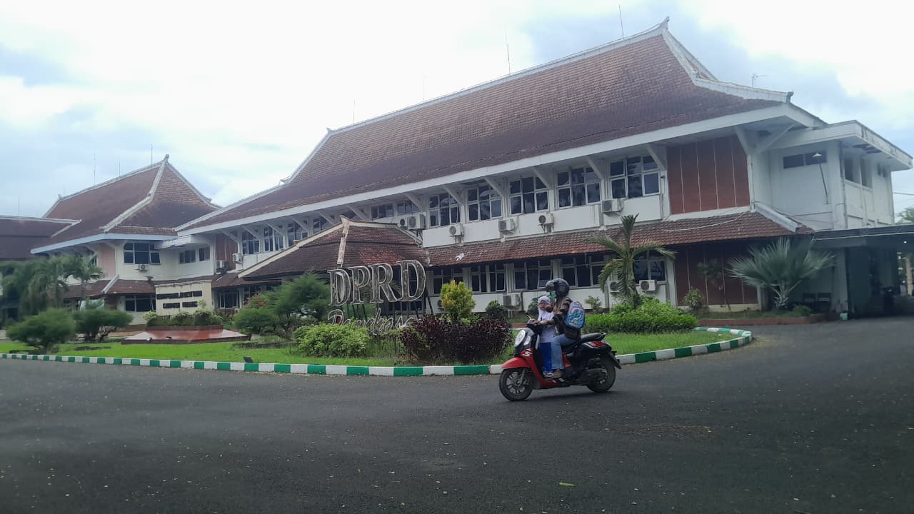 JADI ATENSI: Kendaraan melintas di lingkungan kantor DPRD Pamekasan Selasa (12/1).&nbsp;