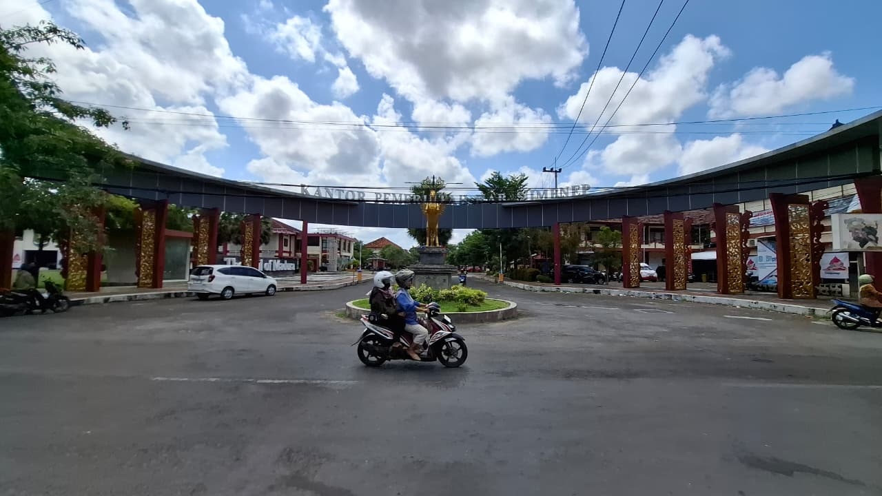 PUSAT PEMERINTAHAN: Pengendara melintas di area kantor Pemkab Sumenep di Desa Kolor, Kecamatan Kota, Selasa (13/1).&nbsp;