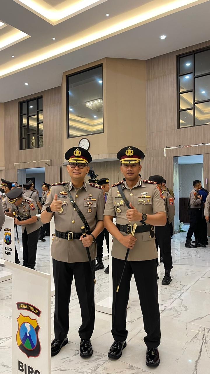 BERJEJER: Kapolres Sumenep AKBP Anang Hardiyanto berfoto bersama Kapolres Blitar AKBP Rivanda usai dilantik di Gedung Mahameru Mapolda Jatim, Senin (12/1).&nbsp;