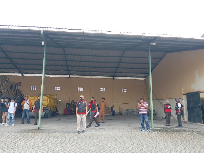 DIGELEDAH: Penyidik Kejari Sampang saat melakukan penggeledahan di rumah Ketua Gapensi Jatim, Senin (22/12/2025).&nbsp;
