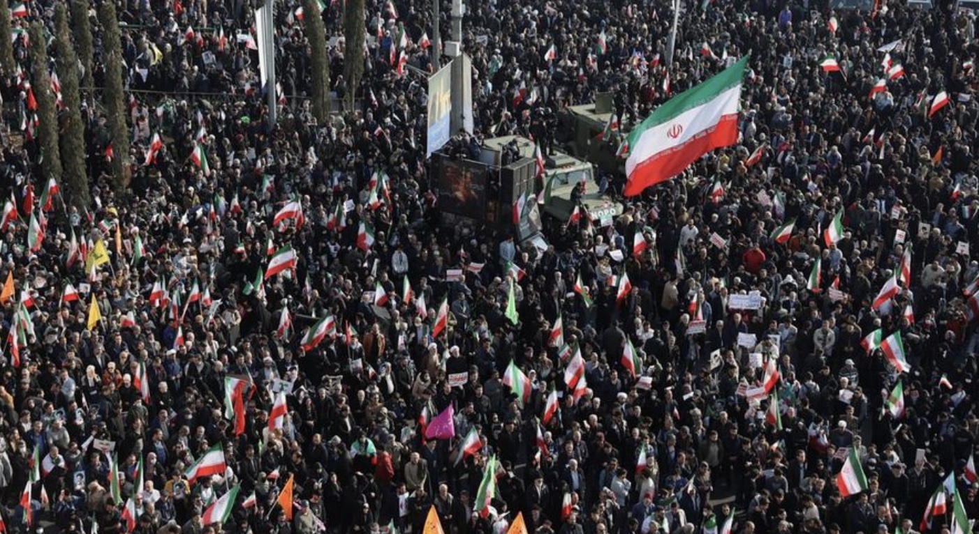Foto: Warga Iran menghadiri unjuk rasa pro-pemerintah di Taheran, Iran, Senin (12/1/2026). (Stringer/WANA via REUTERS)