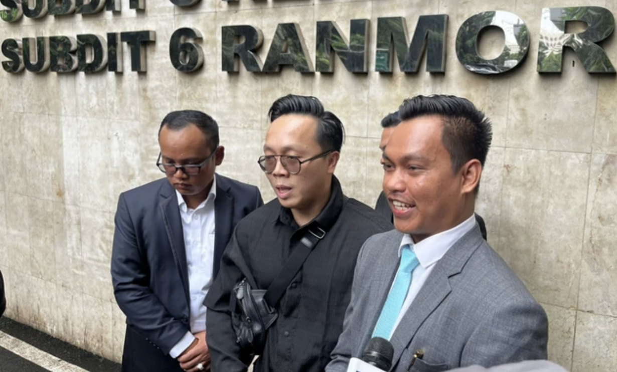 Pelapor Timothy Ronald, Younger (tengah), bersama pengacaranya saat menjalani pemeriksaan di Polda Metro Jaya, Selasa (13/1/2026). Foto: Rayyan/Kumparan