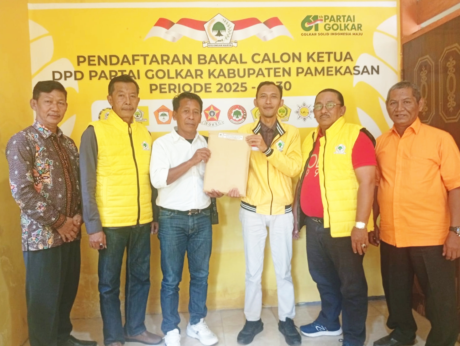 TEKAD KUAT: Djohan Susanto (tiga dari kiri) menyerahkan berkas bakal calon ketua ke kantor DPD Golkar Pamekasan, Senin (12/1).