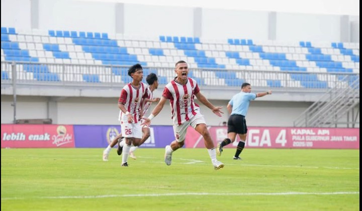 MENANG: Pemain Persepam Adam Anis melakukan selebrasi usai bertanding melawan PSSS Situbondo di SGMRP Pamekasan, Minggu (4/1).&nbsp;
