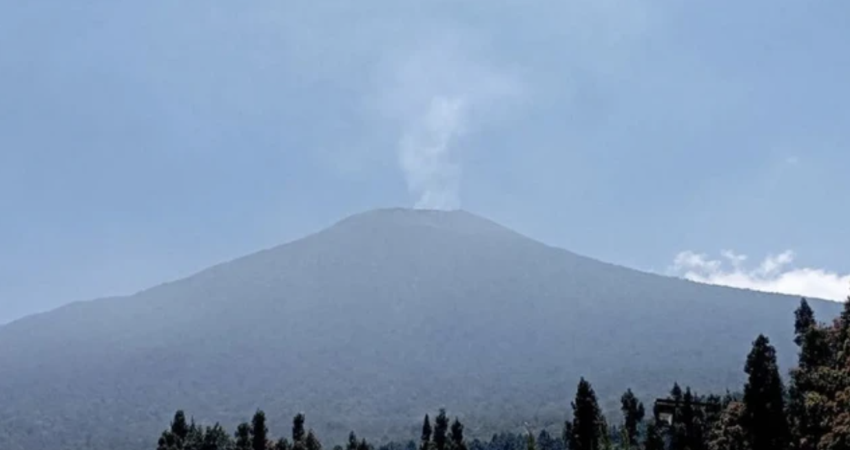 Gunung Slamet di Jateng Foto: ANTARA/Sumarwoto/