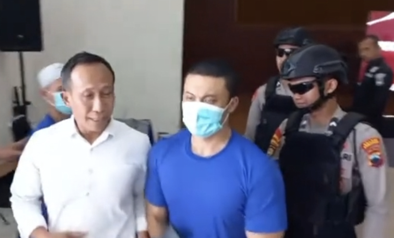 Personal trainer gym di Kabupaten Semarang, Iwan Prahangga alias Hangga (tengah), yang merupakan pelaku kekerasan seksual terhadap anak di bawah umur. (Foto: TikTok/@zainalpetir_)