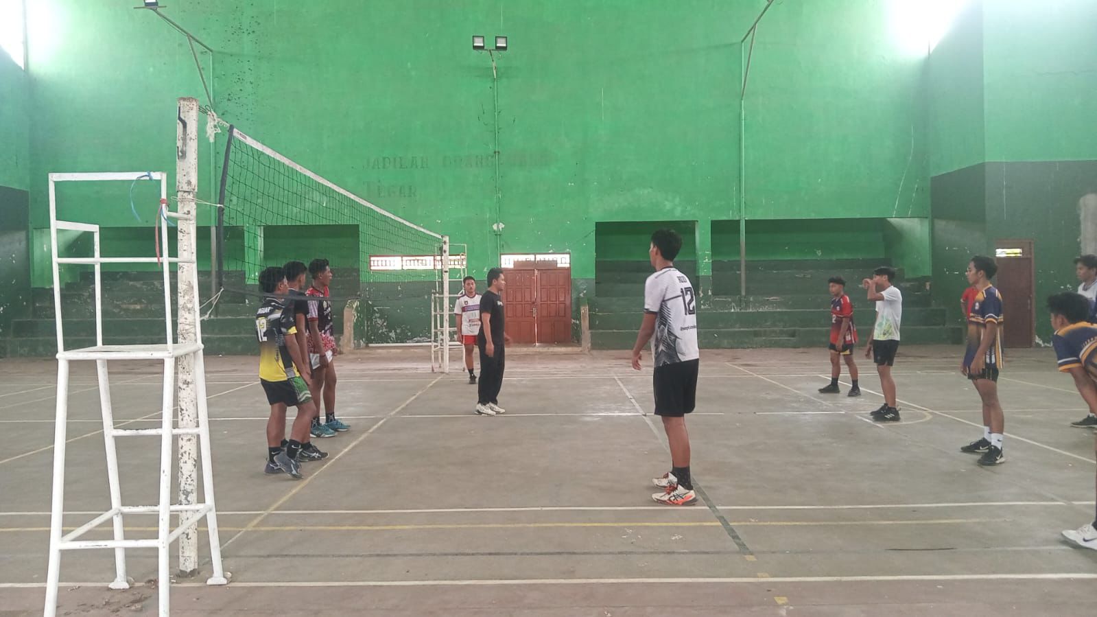 FOKUS: Atlet PBVSI Sumenep sedang melakukan latihan di lapangan indoor Desa Pabian, Kecamatan Kota, Minggu (11/1).&nbsp;