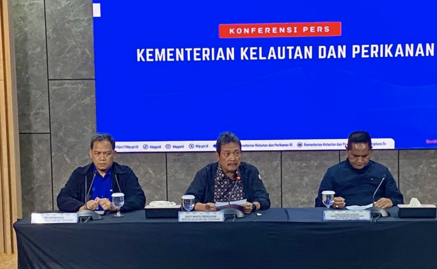 Direktur Utama PT Indonesia Air Transport Tri Adi Wibowo menyampaikan materi konferensi pers di Kantor KKP, Jakarta, Sabtu (17/1/2026). (ANTARA/Rizka Khaerunnisa)
