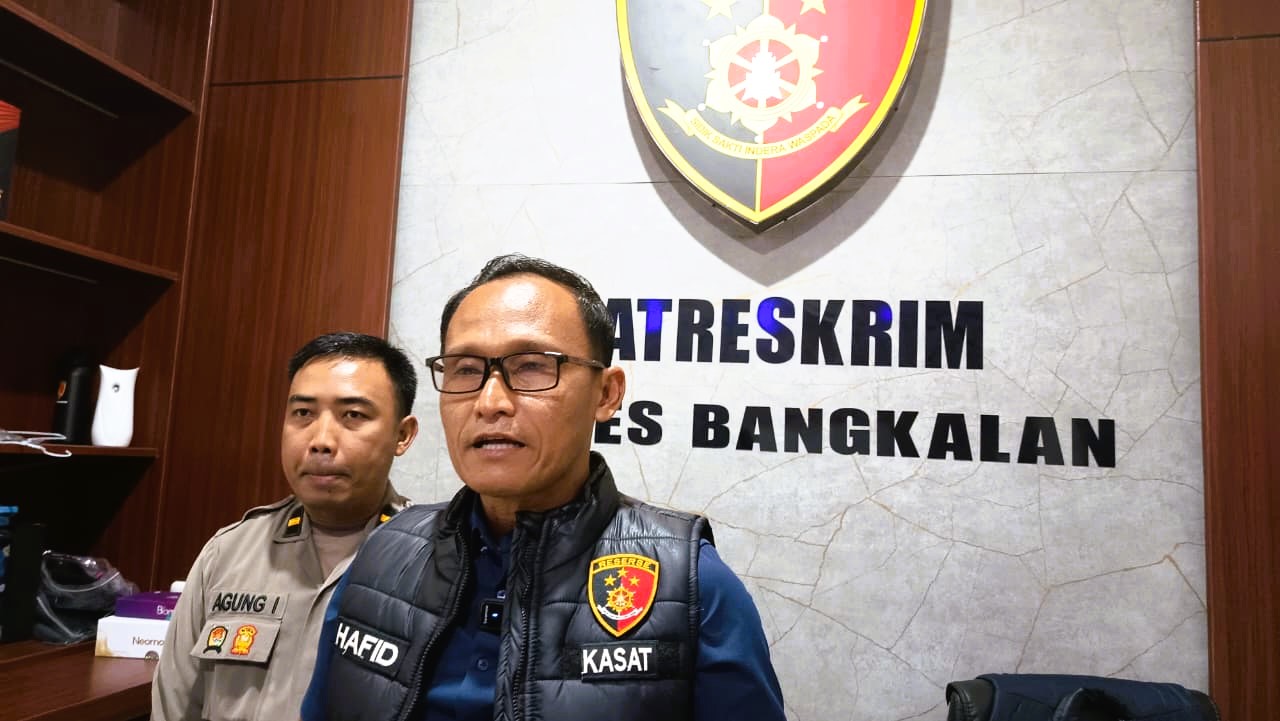 RAMAH: Kasatreskrim Polres Bangkalan AKP Hafid Dian Maulidi didampingi Kasihumas Ipda Agung Intama saat ditemui di ruang kerjanya, Selasa (16/12/2025).&nbsp;