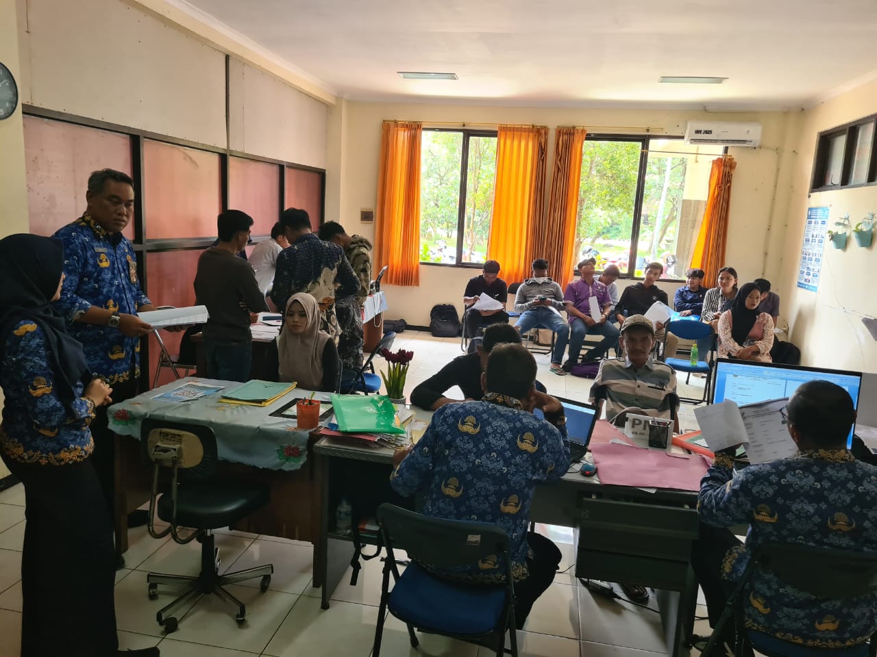Kepala Dinas Perindustrian dan Ketenagakerjaan Bangkalan Jemmi Tria Sukmana saat memantau para Calon Pekerja Migran Indonesia (CPMI) yang mengurus kelenkapan dokumen.