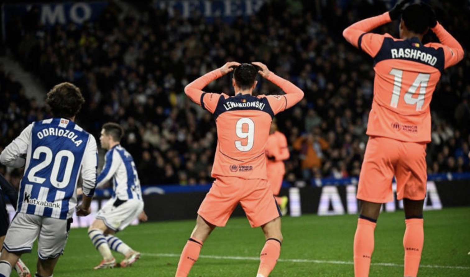 Momen Robert Lewandowski gagal memanfaatkan peluang menjadi gol bagi Barcelona saat menghadapi Real Sociedad dalam lanjutan Liga Spanyol 2025-2026. &copy; ANDER GILLENEA/AFP