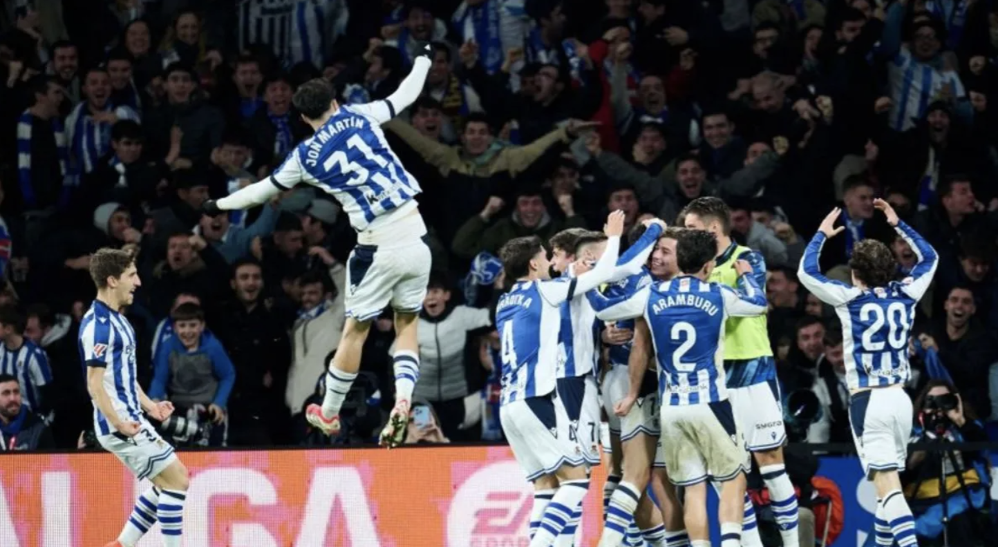 Para pemain Real Sociedad merayakan keberhasilan Goncalo Guedes mencetak gol ke gawang Barcelona pada pertandingan Liga Spanyol di Stadion Anoeta, San Sebastian, Minggu (18/1/2026).