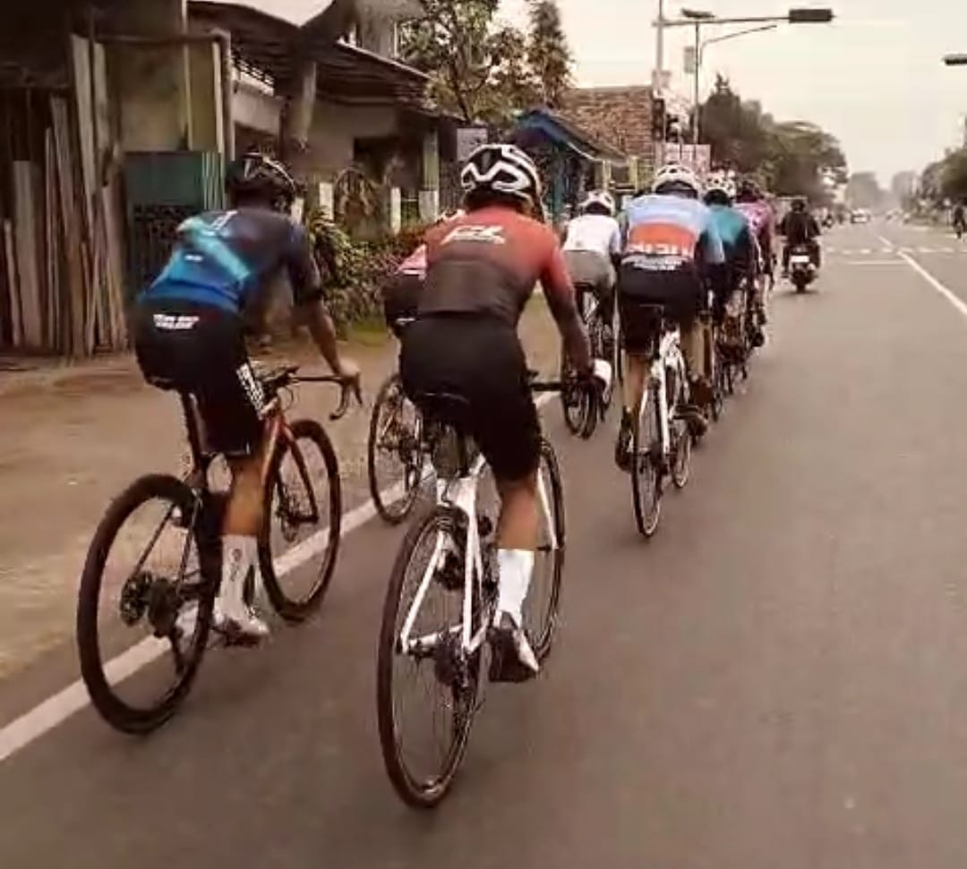 SEMANGAT: Atlet Ikatan Sport Sepeda Indonesia (ISSI) Bangkalan melaksanakan latihan di Kabupaten Malang, Selasa (21/12/2025).&nbsp;