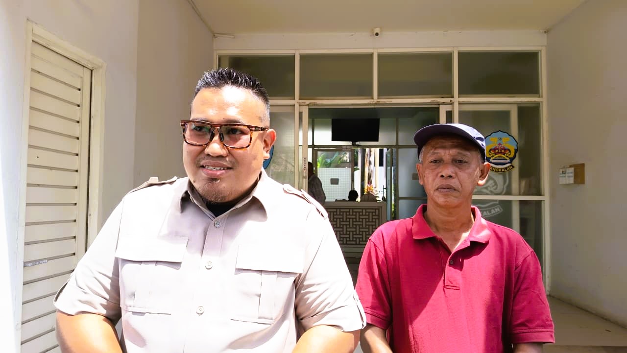 MINTA KEJELASAN: Ahli waris SDN Buddan 2 saat mendatangi kantor Dispendik Bangkalan Selasa (2/12/2025).&nbsp;