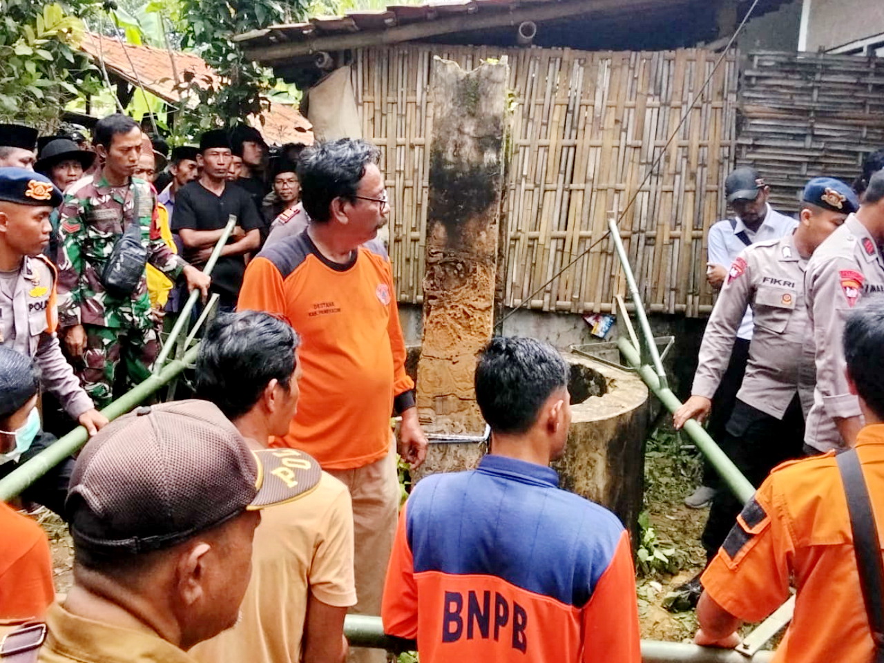 SIGAP: BPBD Pamekasan bersama stakeholder terkait melakukan proses evakuasi korban Sutina, warga Desa Dempo Barat, Kecamatan Pasean, Senin (19/1).&nbsp;