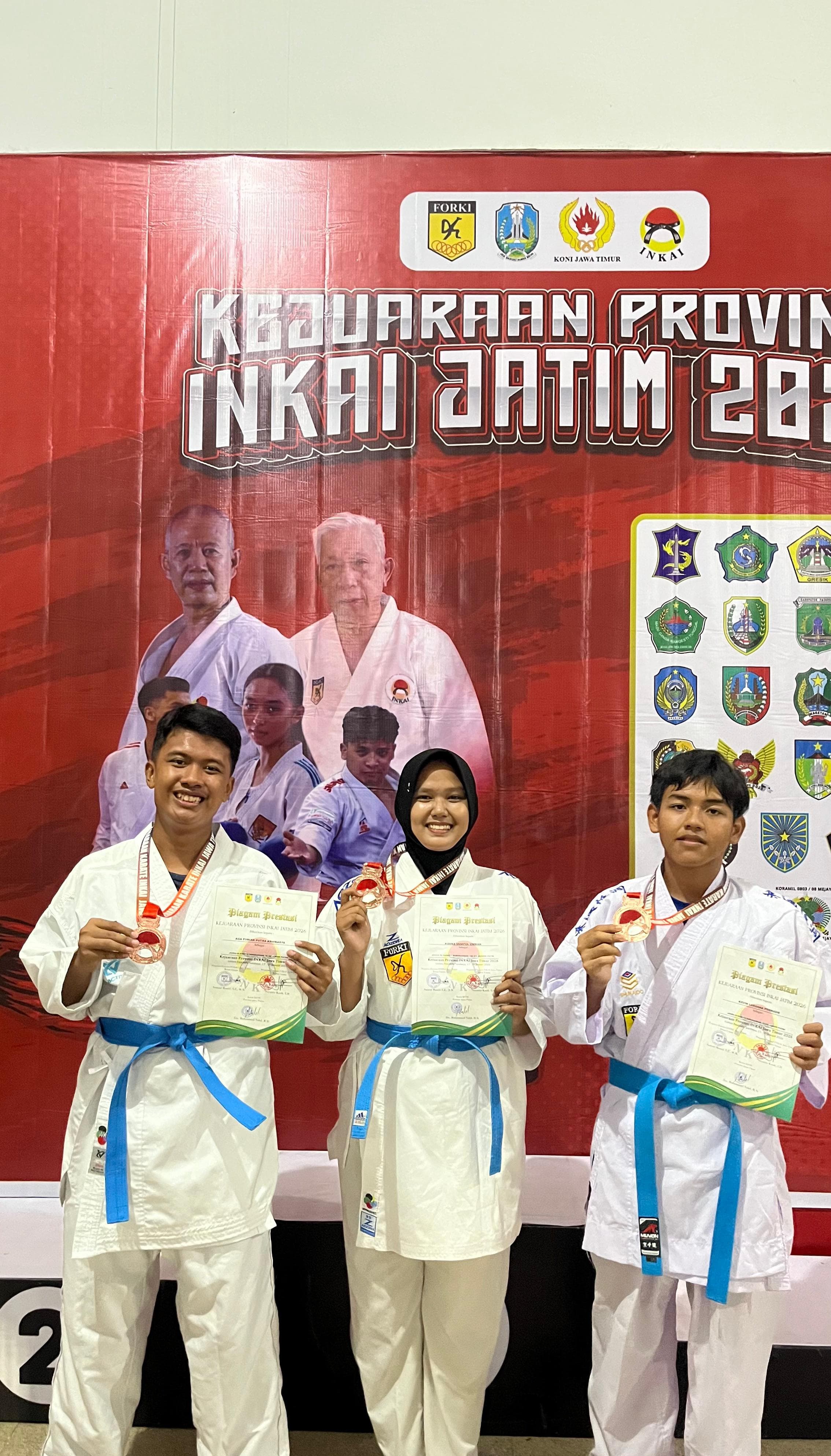 BERPRESTASI: Atlet Inkai Sampang menunjukkan medali setelah bertanding pada kejurpov di GOR Pancasila Surabaya, Minggu (18/1).&nbsp;