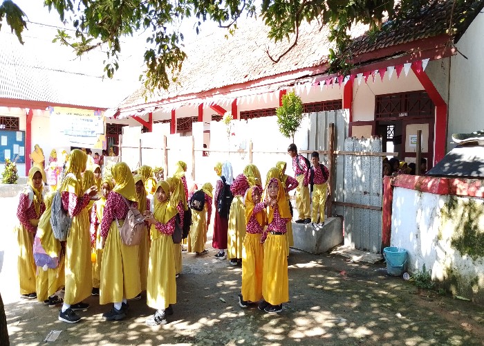 Siswa SDN Balung Arosbaya saat terjadi penutupan oleh ahli waris tanah.