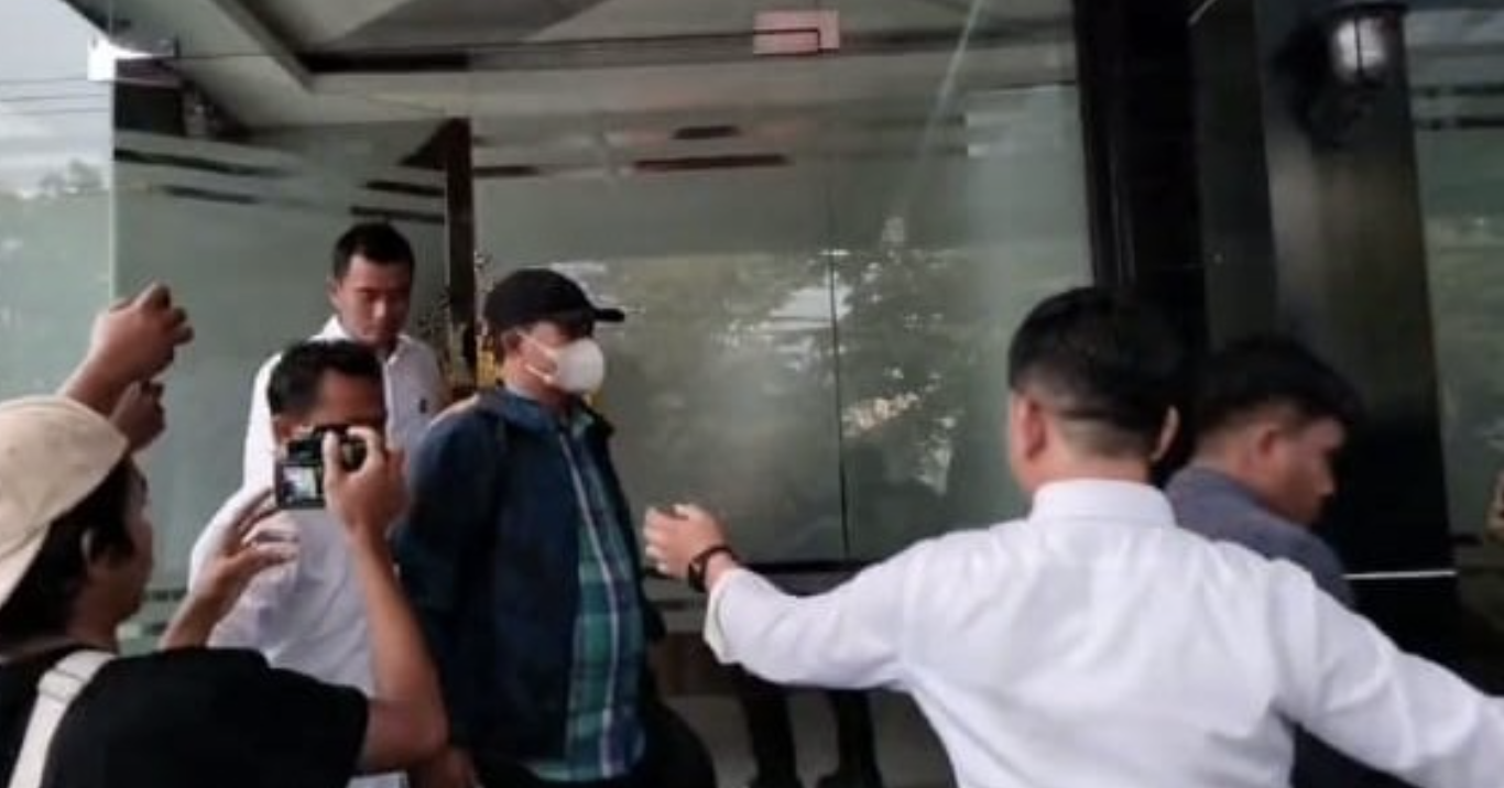 Walikota Madiun Maidi, usai menjalani pemeriksaan penyidik KPK di ruang Sat Reskrim Polres Madiun, digelandang menuju mobil. (Foto: Dok)