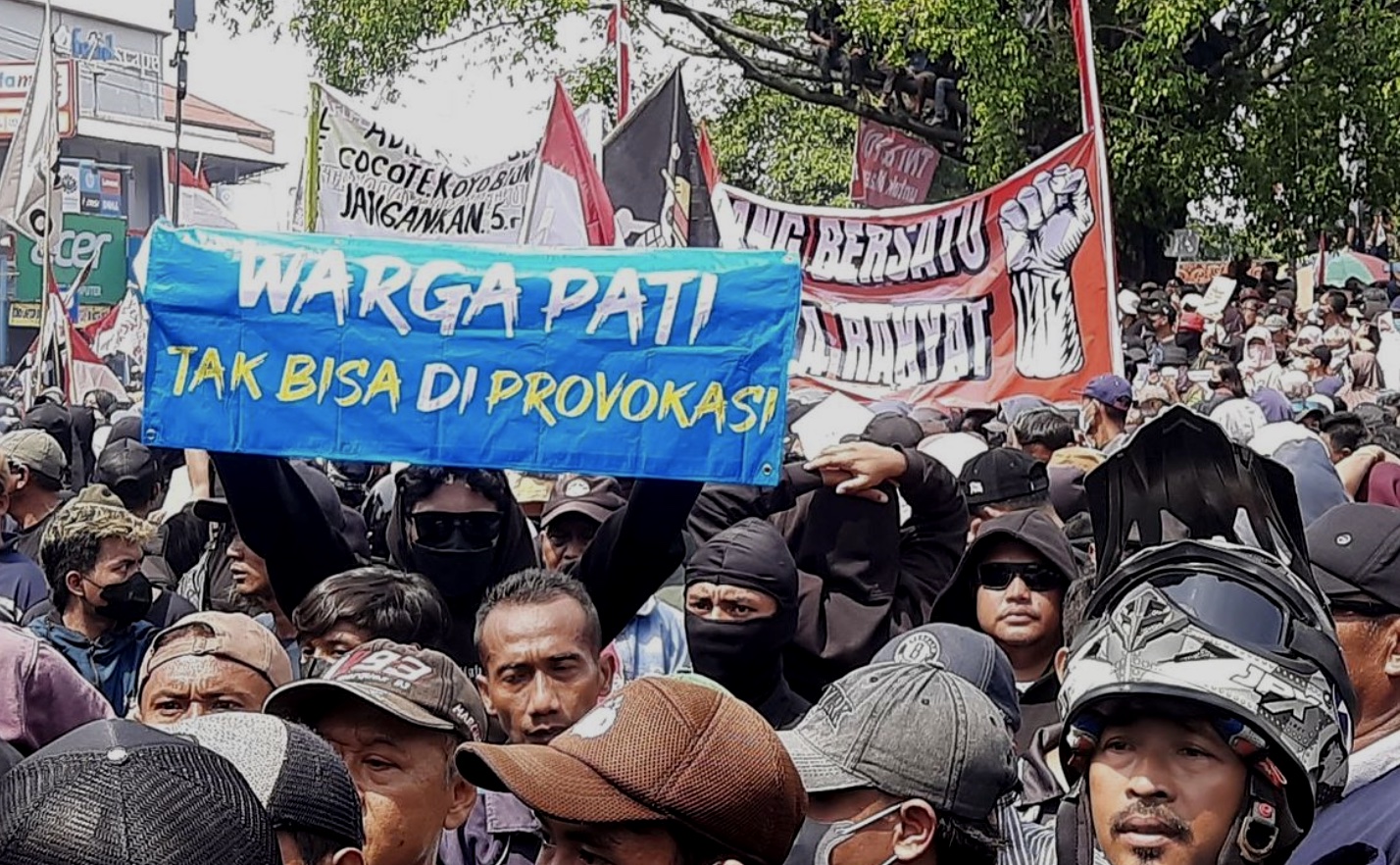 Warga Pati saat melakukan aksi demonstrasi di Alun-alun Simpang Lima Pati pada 13 Agustus 2025.(KOMPAS.com/ Kafi)