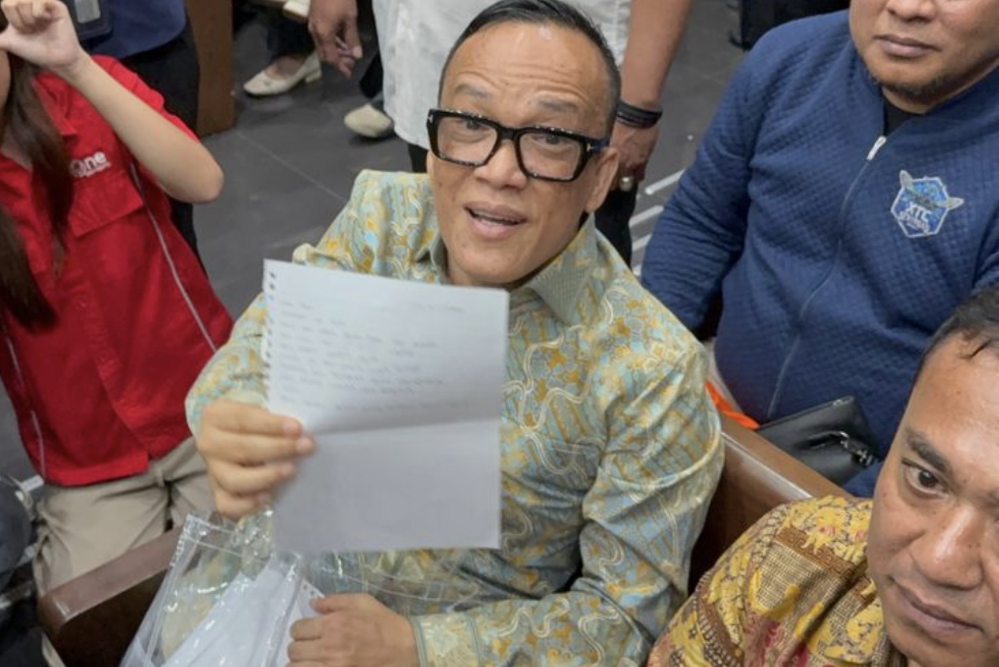 Eks Wamenaker Immanuel Ebenezer (Noel) menunjukkan isi surat dari anaknya menjelang sidang korupsi pemerasan di Pengadilan Negeri Jakarta Pusat, Senin (19/1/2026). (KOMPAS.com/ADHYASTA DIRGANTARA)