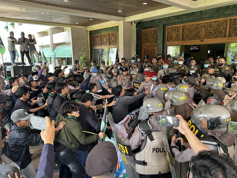 MEMANAS: Pedemo di depan kantor Bupati Bangkalan saling dorong dengan aparat kepolisian, Senin (19/1).&nbsp;