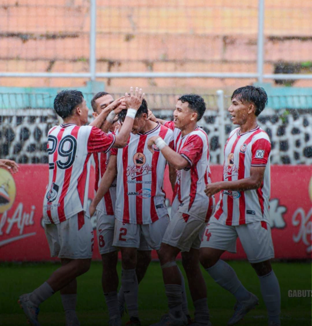 SELEBRASI: Pemain Persepam merayakan gol usai menang lawan Persema Malang di Stadion R. Soedarsono Pasuruan kemarin.&nbsp;