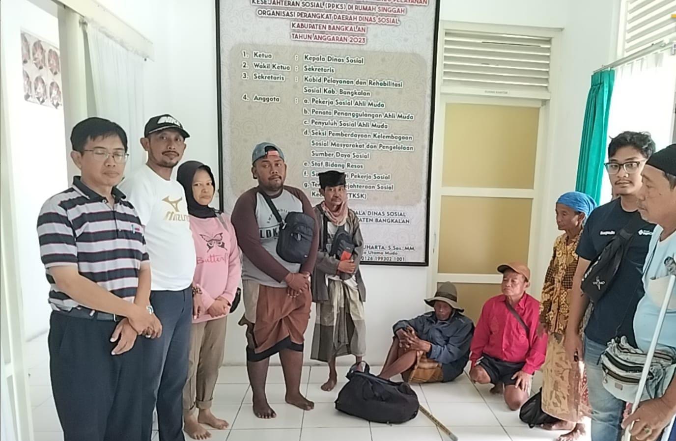DITERTIBKAN: Anggota Satpol PP Bangkalan mengamankan gelandangan dan pengemis saat beraksi di area car free day (CFD) Bangkalan, Minggu ((18/1).&nbsp;