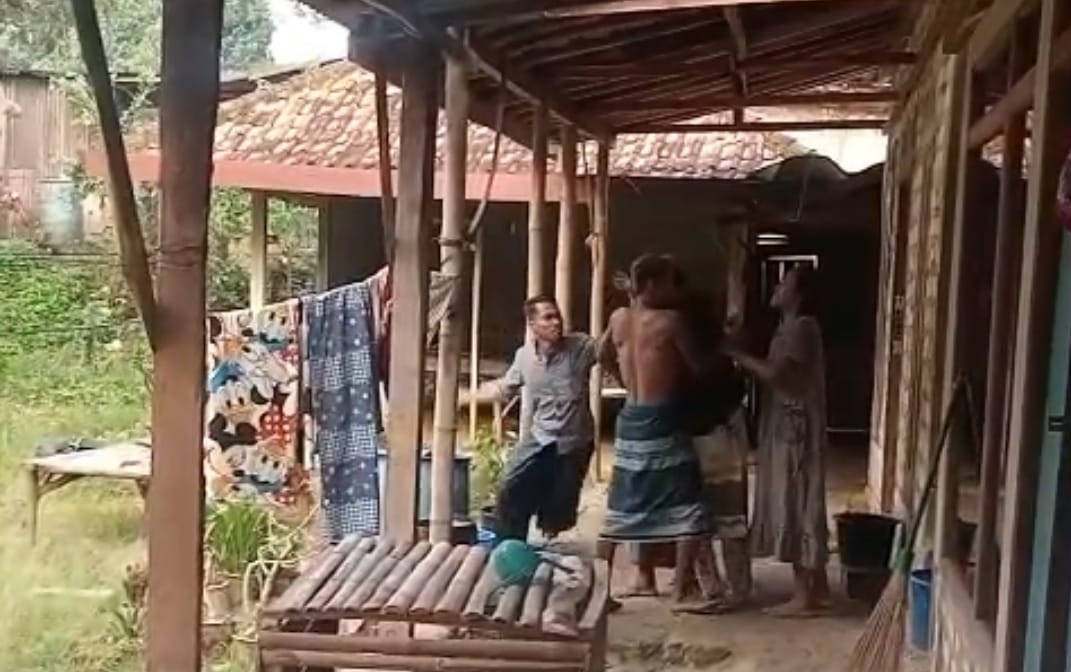 TERLIBAT PENGANIAYAAN: Sekelompok orang melakukan penganiayaan terhadap Nurhayati, Selasa (23/12/25).&nbsp;