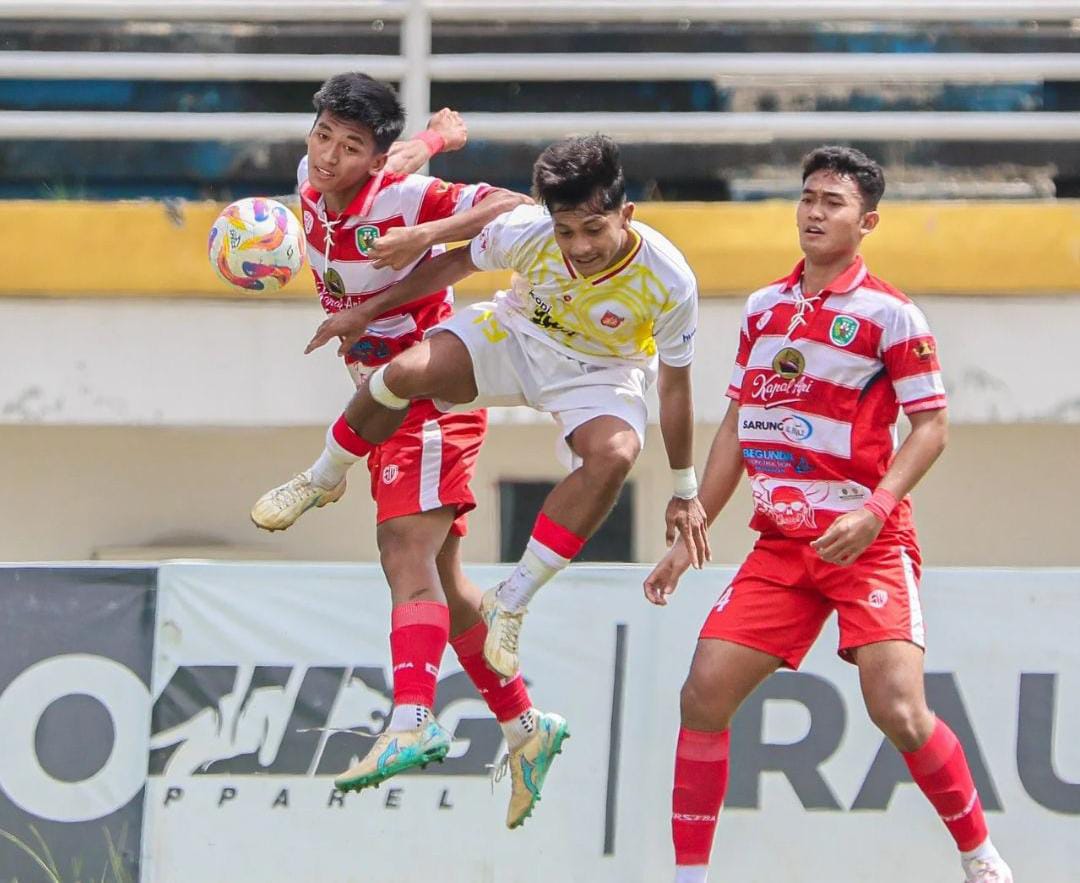 ADU SKILL: Pemain Perseba Bangkalan (kaus merah putih) berebut bola dengan pemain PS Mojokerto Putra di Stadion Jember Sport Garden, Senin (19/1).&nbsp;