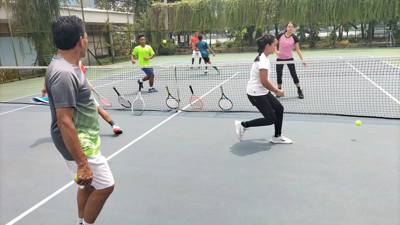 PENUH SEMANGAT: Atlet Pelti Sampang melakukan latihan di Lapangan Tenis Surabaya, Minggu (9/2/2025).&nbsp;