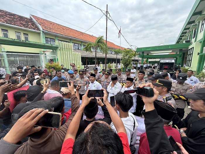 ADU ARGUMEN: Plh Kemenag Bangkalan Abd. Hamid (baju putih) saat menemui massa aksi di kantornya, Selasa (20/1).&nbsp;