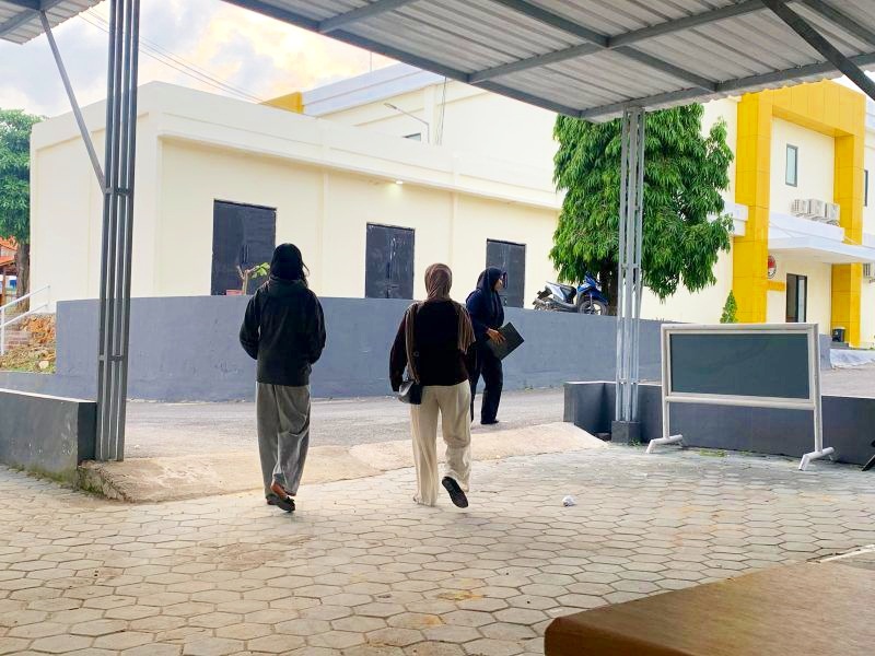 CARI KEADILAN: Korban dan keluarga beranjak dari ruang Satreskrim Polres Pamekasan Senin (5/1).&nbsp;