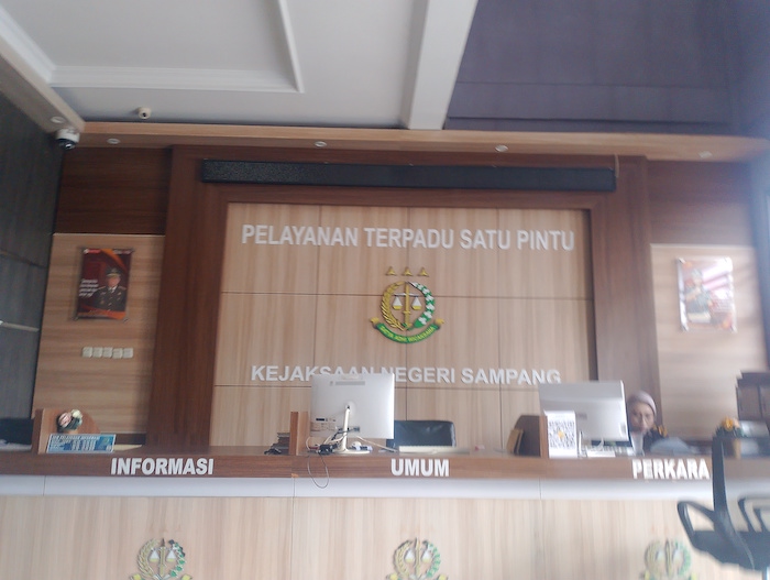 MEGAH: Pengguna jalan melintas tepat di depan kantor Kejari Sampang yang terletak di Jalan Jaksa Agung Suprapto Nomor 84 Sampang, Rabu (21/1).&nbsp;