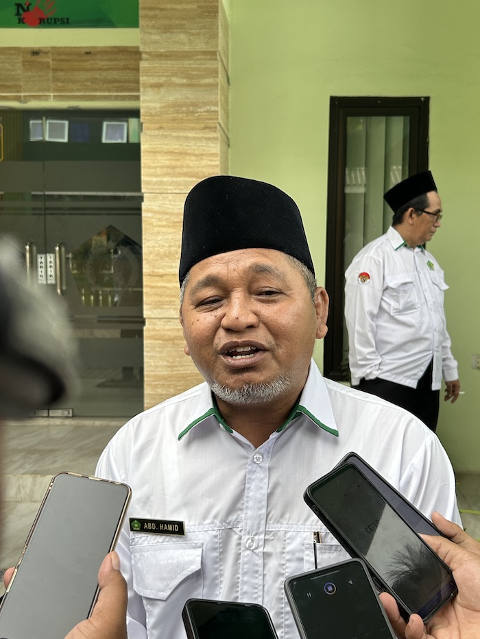 BERI PENJELASAN: Plh Kepala Kemenag Bangkalan Abd. Hamid saat diwawancara awak media Selasa (20/1).&nbsp;