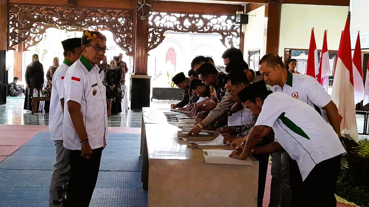 KOMITMEN: Penandatanganan MoU Kemitraan antara KONI Pamekasan dengan para pengusaha disaksikan langsung Bupati KH Kholilurrahman dan Wakil Bupati Sukriyanto, Kamis (8/1).&nbsp;