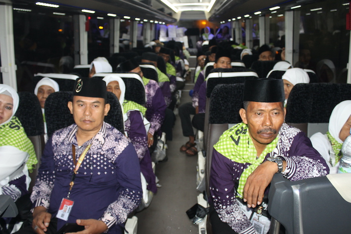 RAMAI: Sejumlah jemaah haji di Kabupaten Sumenep saat hendak diberangkatkan di GOR A. Yani pada musim haji 2025.&nbsp;